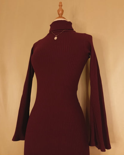 Tight warm dress in black and burgundy